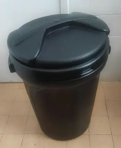 Cesto para lixo, agua etc de 100l com tampa manual redonda de encaixar/ lixeira 