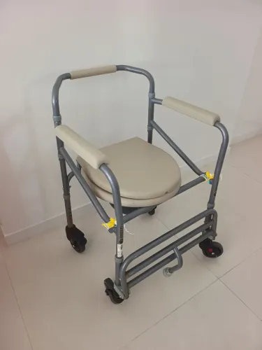 CADEIRA DE RODAS - BANHO
