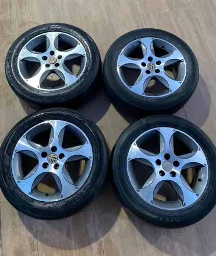 Rodas aro 16 5x100 com pneus meia vida.