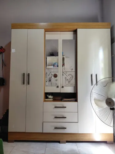 Guarda roupa semi-novo