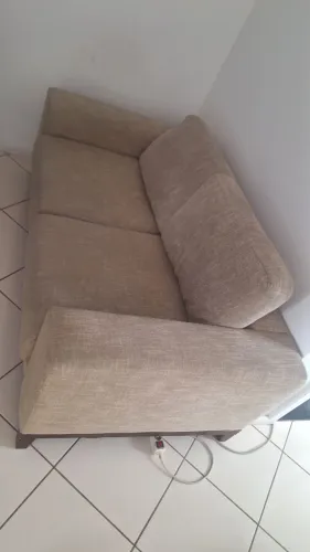 Vende-se um sofá de dois lugares, bem conservado,.