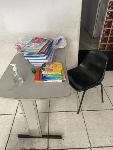 Vende-se mesa e cadeira
