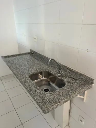 Pia de Cozinha de Granito com Cuba Inox e Torneira