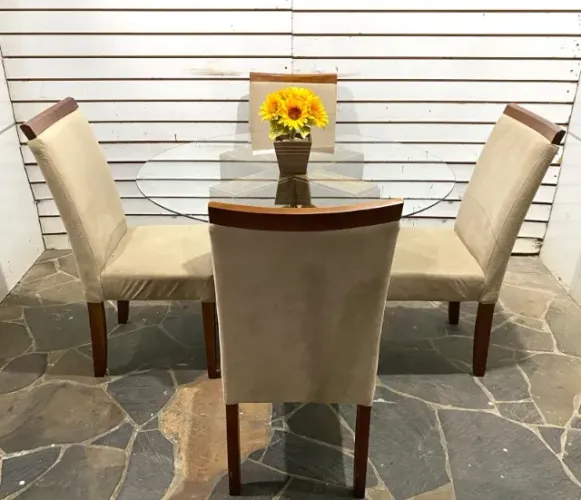 Mesa vidro 1,10 diâmetro com 4 cadeiras madeira em suede