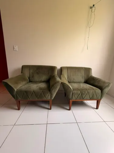 Par de Poltronas Verde Musgo Veludo - Modelo Domi Melli - Alto do Calhau 