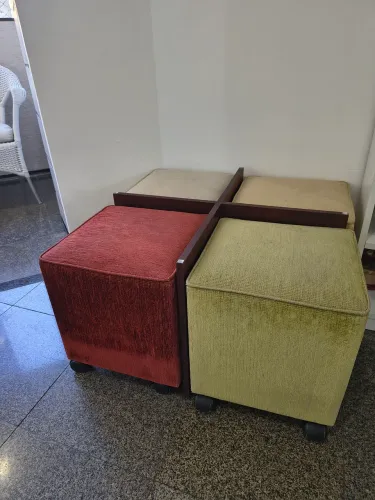 Mesa Lateral com 4 pufs