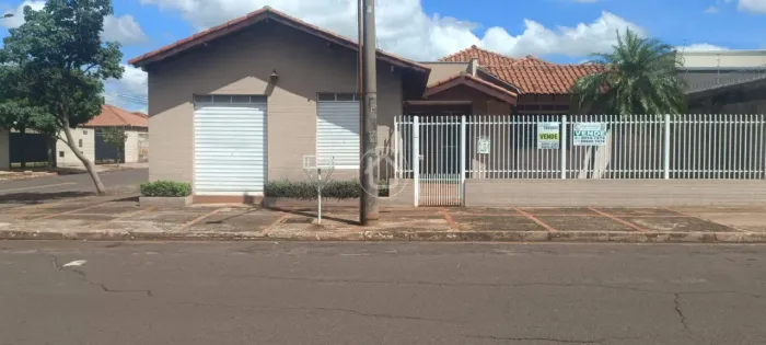 OPORTUNIDADE: CASA COM PONTO COMERCIAL