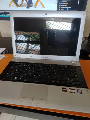 Notebook Laptop Samsung RV415 4GB RAM / 320GB HD (Bateria Segurando 1h30)