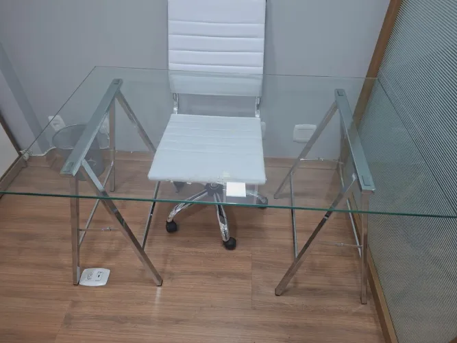 Mesa escritório com  tampa de vidro
