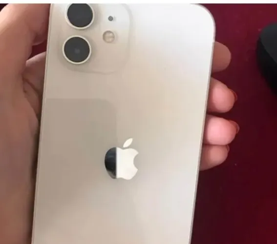 Iphone 12 de 64gb cor branca saúde da bateria em 75% um pequeno trinco na câmera e na tela