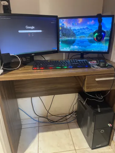 Computador com placa de vídeo, completo com periféricos e telas