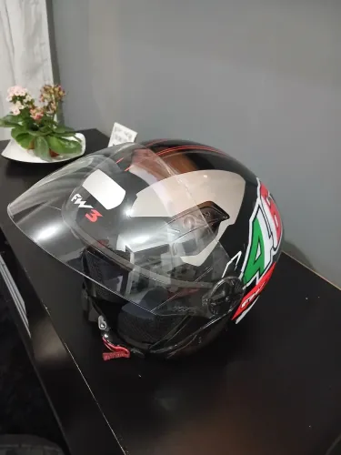Vendo capacete aberto com óculos interno