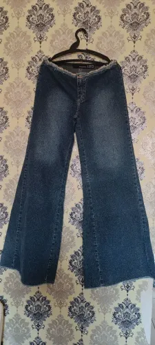 Calça jeans tipo pantalona, boca larga, algodão sem elastano, T 40