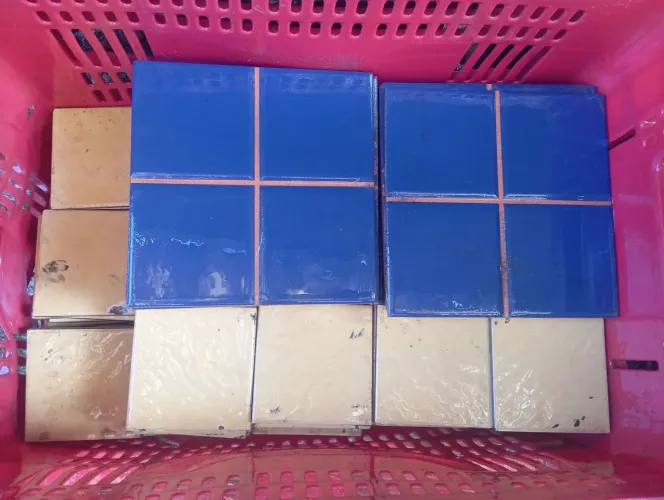 Vendo azulejos nas cores azul, amarelo, branco