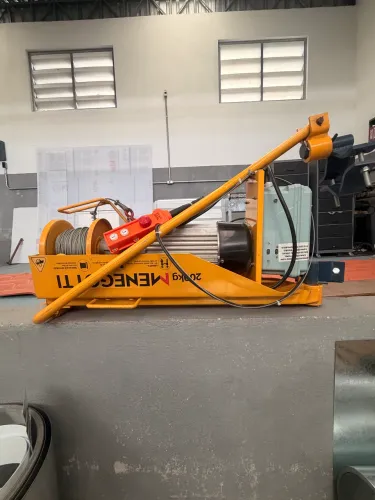 Guincho de coluna elétrico Menegotti com capacidade para 200kg.