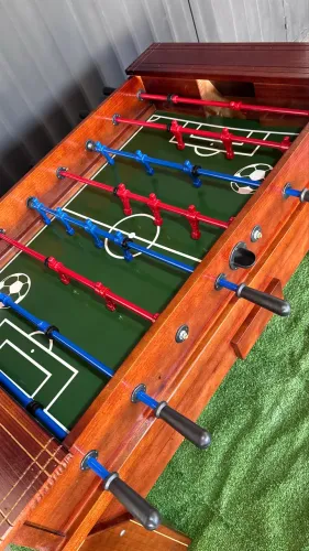 Mesa de totó com boneco de ferro