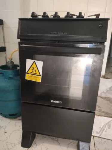Vendo fogão semi novo por motivo de viagem
