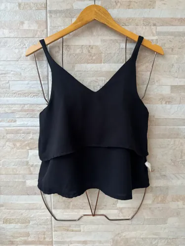 Blusa preta em tecido fluido com sobreposição, tamanho P nova