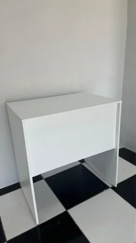 Mesa branca com gaveta