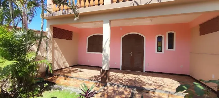 Casa em Jaconé, com varanda, quarto arejado, próximo a praia.
