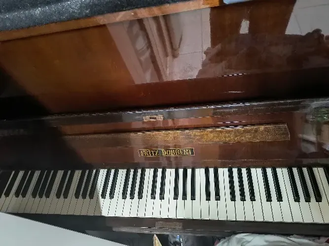 Piano Armário Fritz Dobbert 88 teclas 3 pedais sem Bamqueta