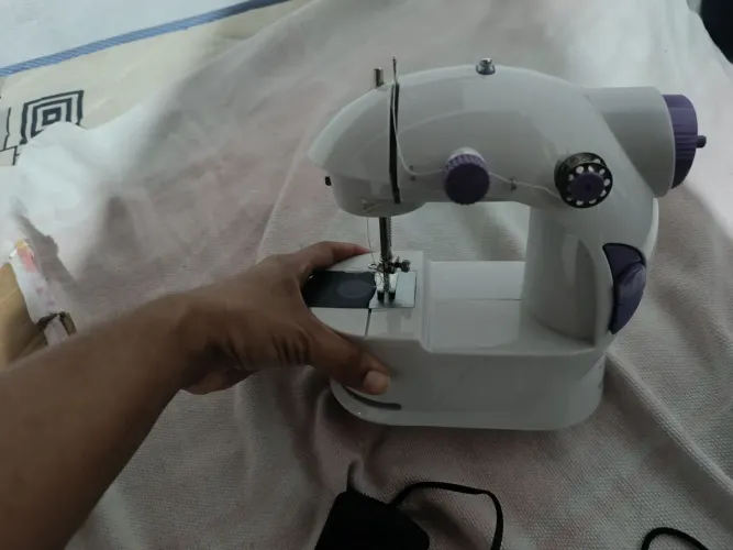 Mini máquina de costura portátil, elétrica.