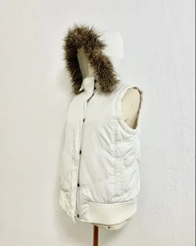 colete gap puffer com capuz pelinhos branco off white feminino