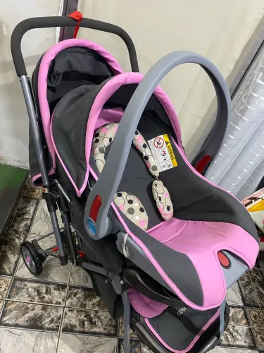 Carrinho de bebê Cosco com bebê conforto (rosa)