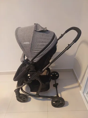 Carrinho de bebe + bebê conforto e base Kiddo
