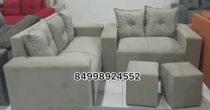 Sofá 3 e 2 lugares acompanha 2 puffs