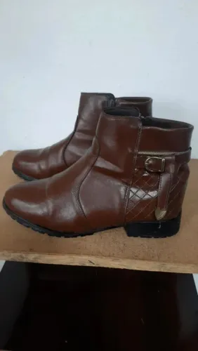 Bota de cano curto marrom