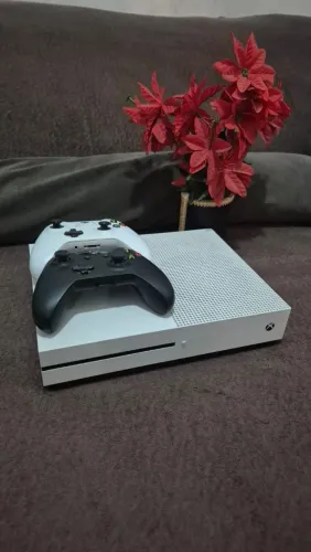 Xbox One S (Em perfeito estado e com manetes e jogos)