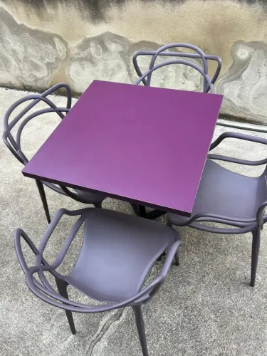Mesa quadra roxa + 4 cadeiras Allegra Roxas Polipropileno