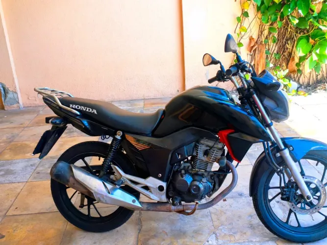 Fan 160 2018  preta!menor km original do Olx top!
