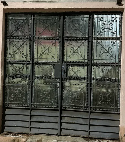 Porta e janela de ferro