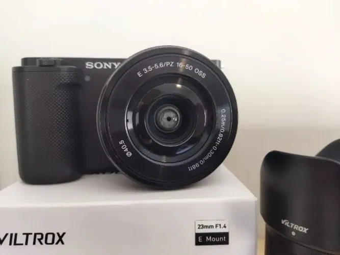 Câmera Sony ZE-E10 + Lente do Kit + Lente Viltrox 23mm 1.4