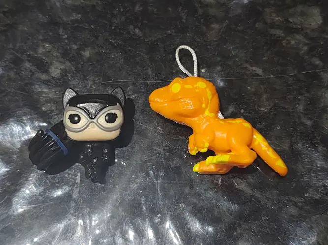 Brindes Kinder Joy Catwoman + Velociraptor