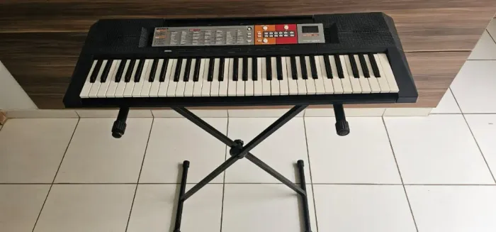Teclado Yamaha PSR-F50 em bom estado Kit completo, teclado suporte e case