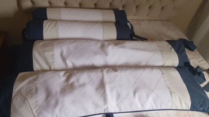 Kit de berço em piket branco.