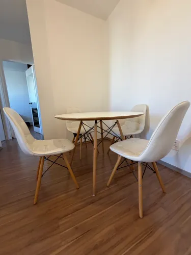 Conjunto Mesa de Jantar c 4 Cadeiras em perfeito Estado Modelo EAMES EIFFEL