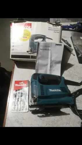 Zerada! Serra tico tico Makita modelo 4327.