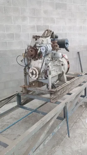 Motor de barco de pesca.
