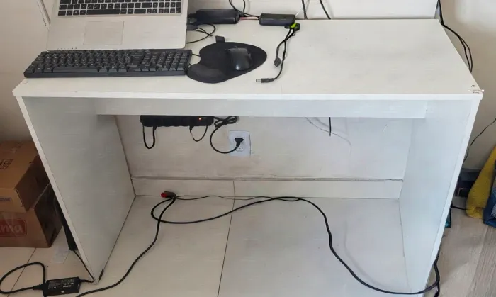 Mesa de escritório em MDF branco