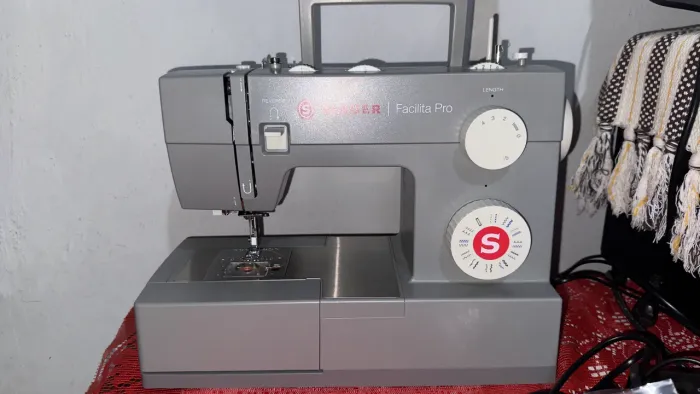 Máquina de costura SINGER FACILITA PRO 4423