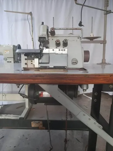 Overloque industrial com mesa