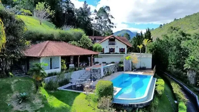 Casa de Luxo à Venda no Green Valley Teresópolis com Piscina Aquecida e 6 Quartos