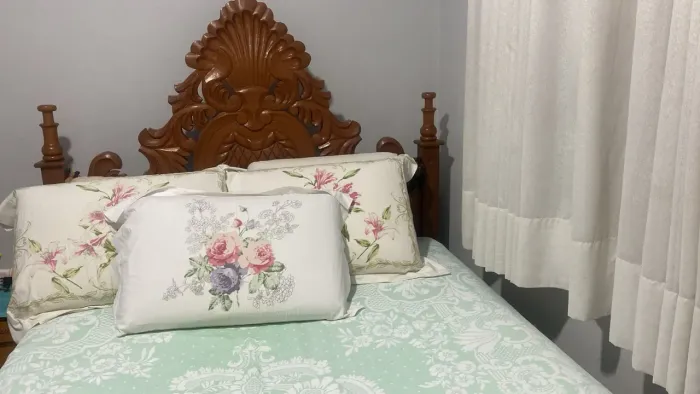 Cama antiga em madeira maciça entalhada à mão