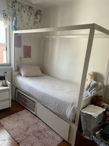 Cama com dossel e colchão embutido