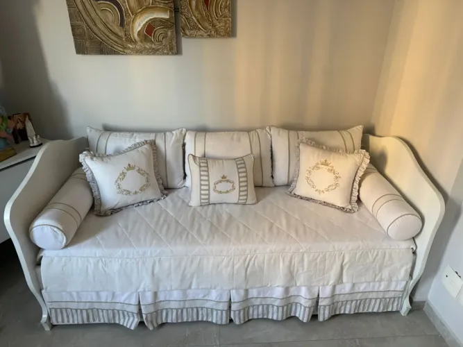 Linda bicama Provençal com almofadas e colcha bordadas