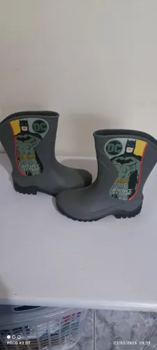 Bota galocha Batman preto e cinza 